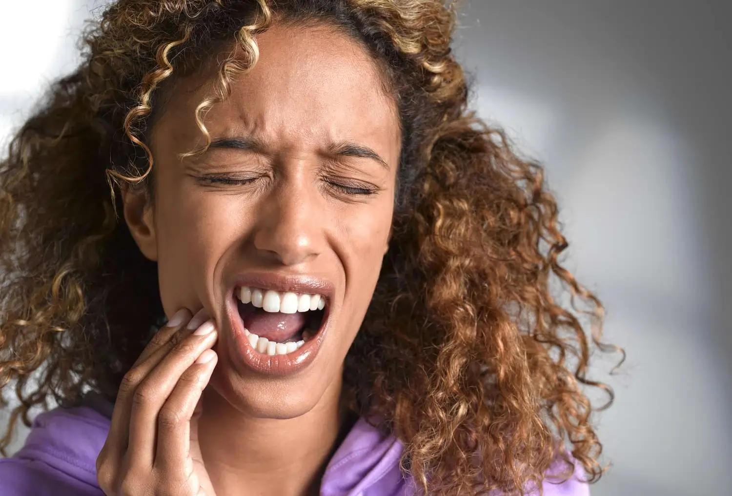 How Can You Soothe Sensitivity After a Teeth Whitening Session Bedford?